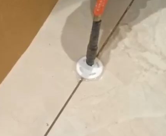 长沙瓷砖空鼓维修公司专业解答瓷砖在铺贴过程中，如果没有涂抹均匀到位的粘结材料（如水泥砂浆或瓷砖胶），可能会导致以下问题